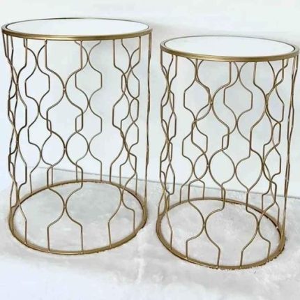 SET DE 2 MESAS LATERALES METALICAS COLOR DORADO CUBIERTA DE ESPEJO MEDIDAS: ALTURA 51 CM X 37 DIÁMETRO (MESA GRANDE) ALTURA 47 CM X 32 DIÁMETRO (MESA MEDIANA)